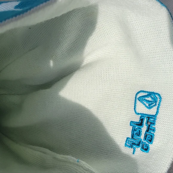 Volcom Unisex Beanie Hat with Teal Maple Leaf design. GOOD CONDITION - Picture 8 of 10